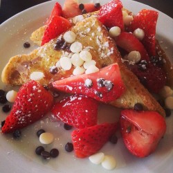 dennys:  fairuza-balk:  #dennys #frenchtoast #yummy #instafood #strawberries #honey #chocolate #food #photooftheday  Yes to this.