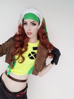 hellomegancoffey:  Rogue  Wig from   http://www.wig-supplier.com/60cm-xmen-rogue-white-mixed-brown-curly-cosplay-wig-cb77-p-4018.html?utm_source=tracking224