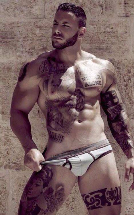pimpy805:  bdsmfratsmuscles:  hot stud, hot muscles, hot ink.Would love to be tattooed and decorated by a Master  Damn i wanna be w this vato