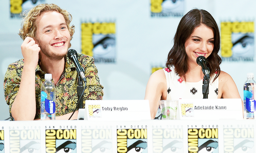 ezra-fitz:  toby regbo and adelaide kane at the reign panel (sdcc 2014) - [x] 