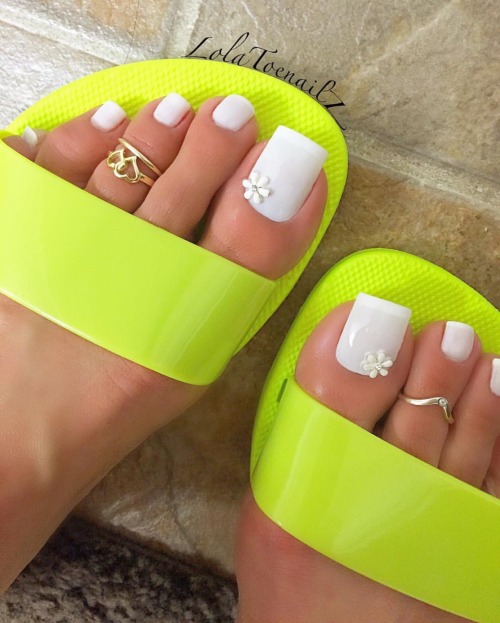 feetoftheeworld:  @lolatoenailz on IG 🔥👣🔥👣