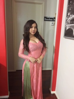 karruechelle:  Here’s your girl for 2k17′s New Year in her Traditional Vietnamese attire called “Ao Dai”.Also, I’m 4′10″, so, I had to custom-made my dress.