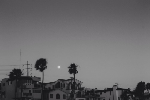 summersenstations: Moon was so cool tonight right off the beach here in Los Angles, California