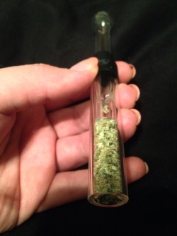 bluntgirl:  My sisters new glass blunt..