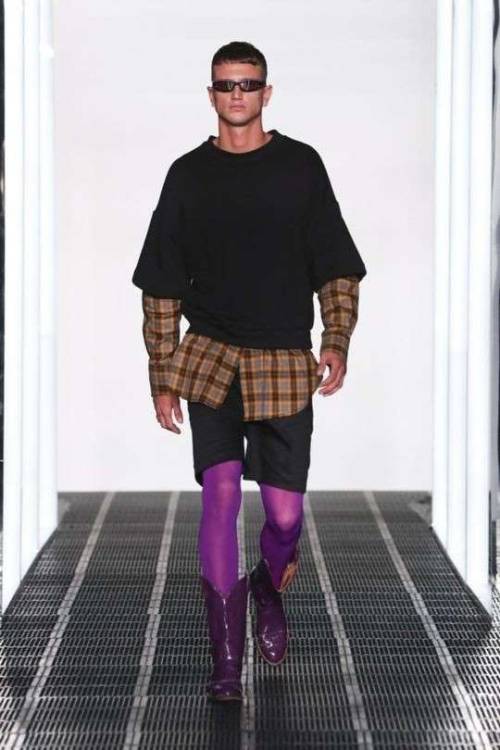 tights4men: www.malefashiontrends.com/2017/05/strateas-carlucci-resort-2018-australia.html