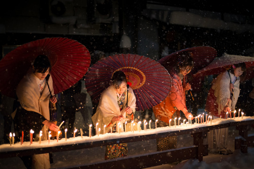 飛騨は古川、三寺まいり。200年以上続く伝統行事だそうですが、行事の参加者よりカメラマンが多くて、あちらこちらでモデルさん争奪戦。でも、根性なしの私は、主催者がセッティングしてくれた撮影会で数枚撮るの