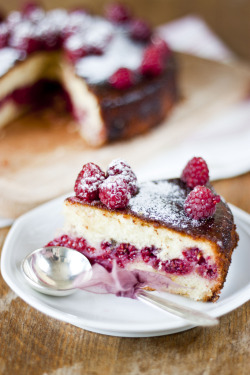 vintagefoods:  Lime cake with Raspberry (by