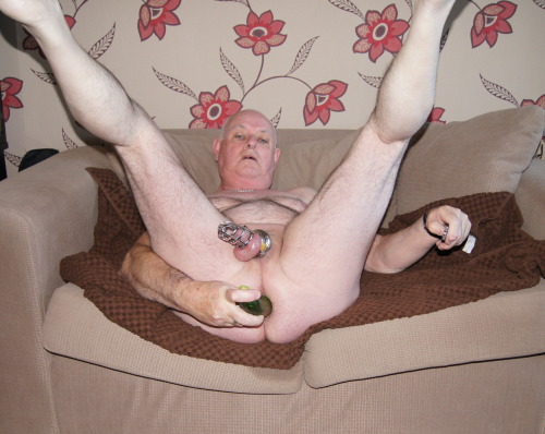 mythrobbingcock4u:  FOR dickydix. PLEASE RE-BLOG. JOHN CAMERON.  Fuck the veggies!
