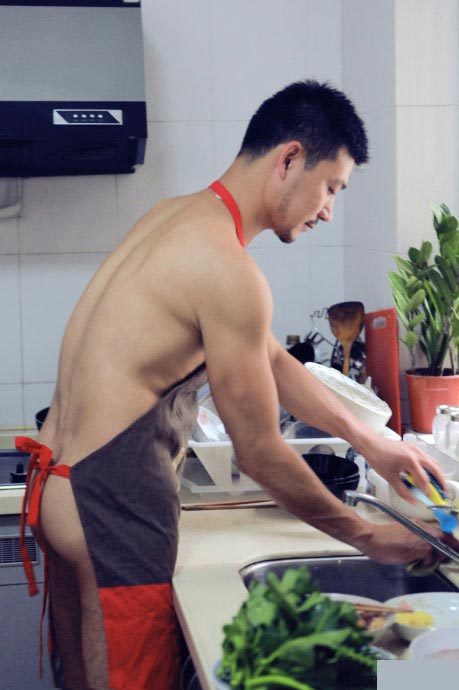 thehomenudist:  No, wearing an apron doesn’t make you any less the nudist!