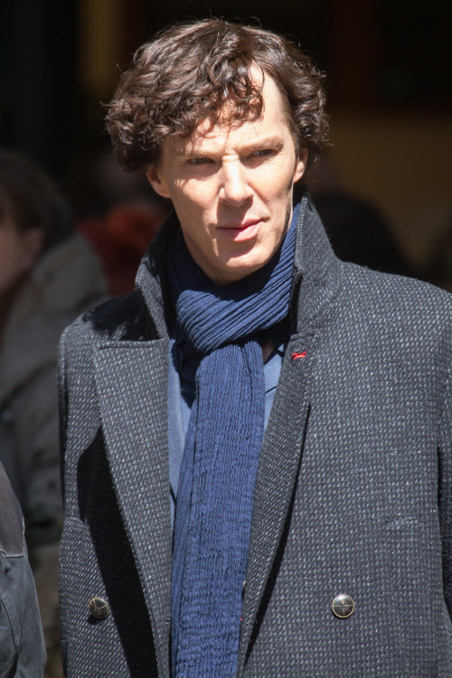 fyantagonist:Benedict Cumberbatch, Martin Freeman and Amanda Abbington filming scenes for ‘Sherlock’