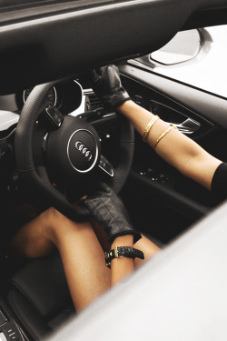 brvwler:  envyavenue:  Beauty Rides a Beast | Photographer  q 