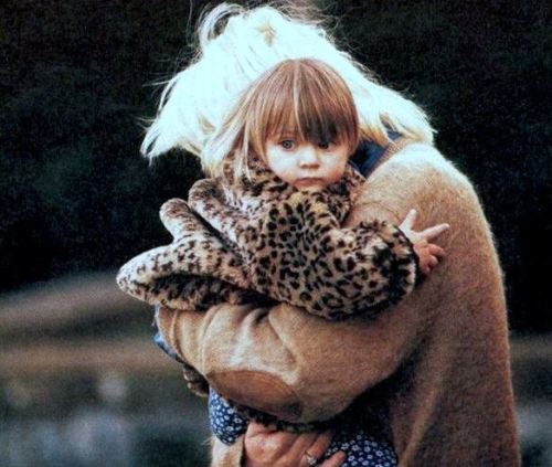 missisanfi:  Courtney Love on the day of husband Kurt Cobain’s funeral, wearing one of his sweaters and holding their 18 month-old daughter Frances Bean 