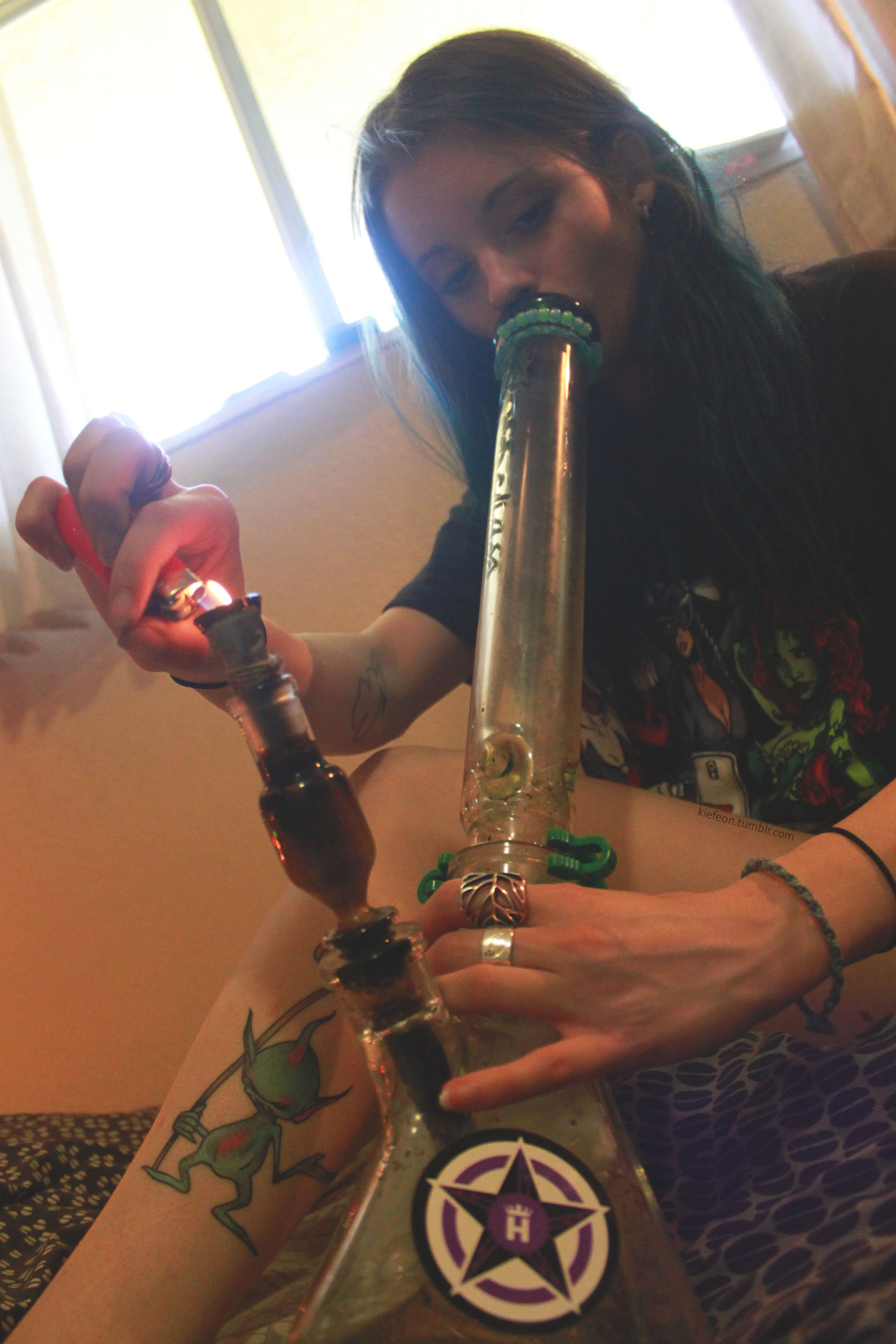 kiefeon:  link-on-420:  kiefeon:  hits from the bong   aye yo gurl. i like yo leg