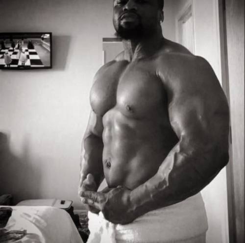 Richy Ashantee - Black Handsome Bodybuilder bbmuscleworship.blogspot.com/2017/08/richy-ashan