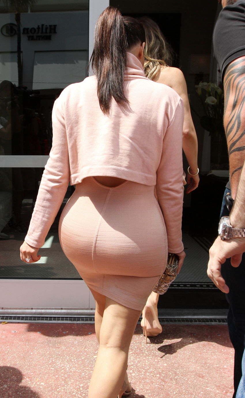 iseebigbooty:  candycoatedtoes:  Curves w/Kim K   Just because that AZZ is from another
