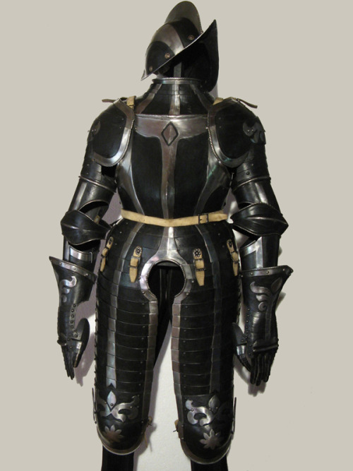 mindhost:  Trabharnisch armourKnown as a ”Trabharnisch” this type of armour had  evolved from a style of lighter suits that seem to have appeared in the  1540’s. The Trabharnisch provided effective protection at  a price that was cheap compared