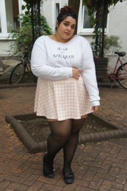 lulinix:  Autumn’s here! (Sweater &amp; Tights: AsosCurve • Skirt: Boohoo • Shoes: Gift) 
