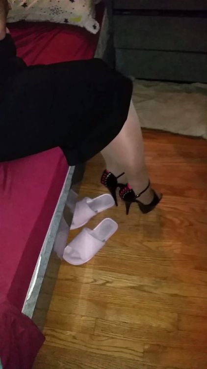 glossytanhoser: After a wedding, my wife’s glossy pantyhose and slut shoes with her thigh slit penci