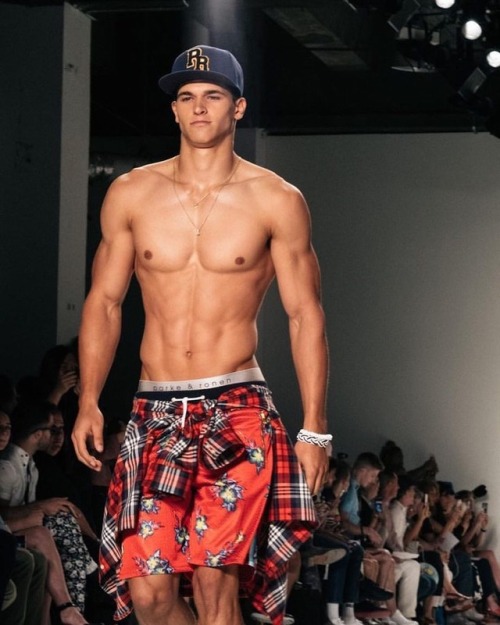 thehottestmenaround: Trevor Signorino  www.instagram.com/trevorsiggs/ .