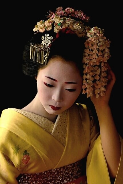 occhietti: La Geisha è un'artista del mondo che fluttua: canta, danza, vi intrattiene; tutto quello 