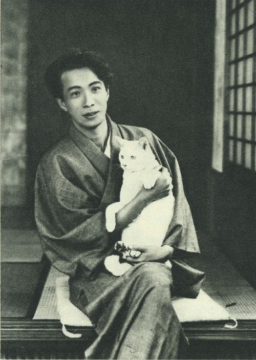 hauntedbystorytelling:Japanese writer JirōOsaragi (大佛次郎) and his cat, Japan,1930s. | srcTwitter @pol