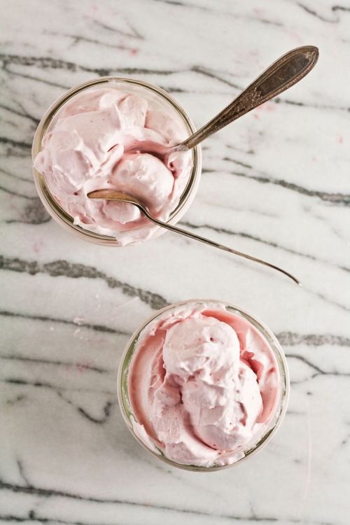 intensefoodcravings:No Fuss Strawberry Ice Cream | Hummingbird High
