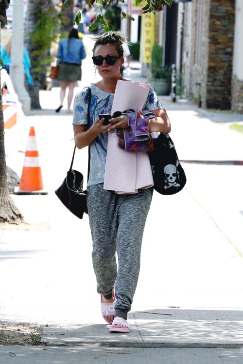 Kaley Cuoco heading to Yoga in Thousand Oaks 5/23/2016