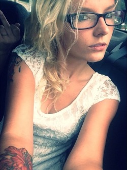 babes-with-glasses:  Petite http://ift.tt/1M8TOu1
