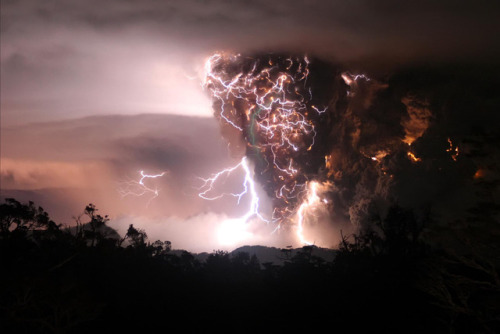 wonders-of-the-cosmos: Dirty thunderstorm A dirty thunderstorm (also volcanic lightning, thunder vol
