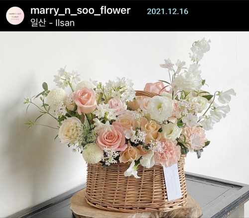 2021.12.16 Shinhwa’s Eric and Hyemi Sighted at A Flower Shop in Ilsan:For mother who likes light pin