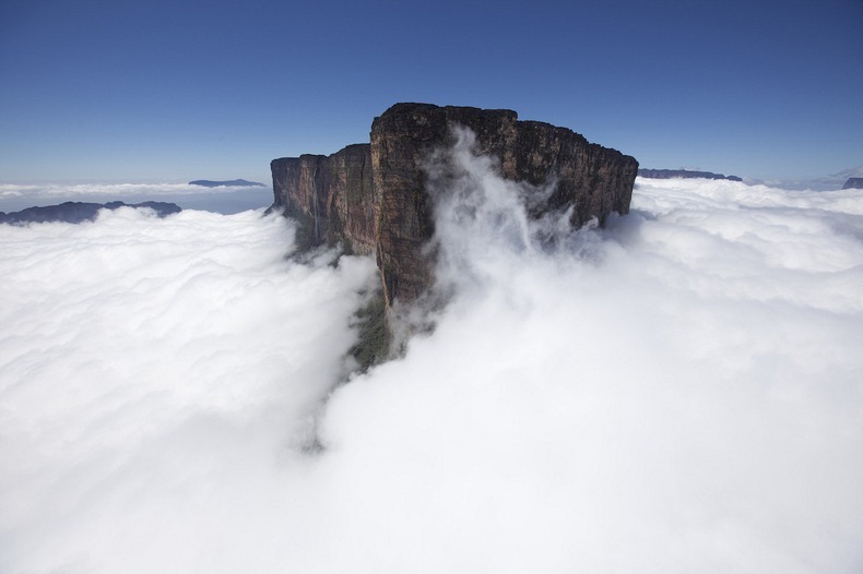 h4ilstorm:  Tepuis of Venezuela (by Amusing Planet) 