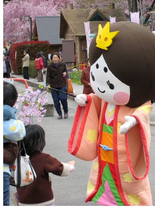 竹田の里しだれ桜まつり2014年4月12日(土)～4月26日(土)たけだ桜ちゃん（ゆるきゃら）あめ細工一番下の風車は「福来るクルクル風車」