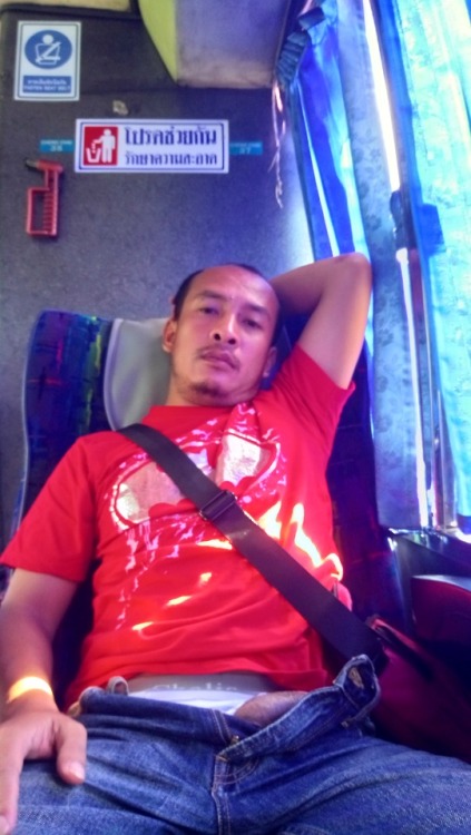 เงี่ยนควยบนรถทัวร์​ On the Bus.