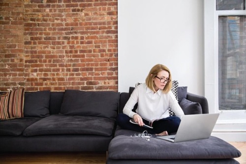 Comfiest of all desks #mykindofoffice #workfromhome #bizeverywhere @gallery.stock