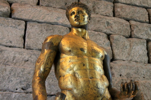 echiromani:Gilded bronze of Hercules from the Capitoline Museums. It was found in the Forum Boarium 