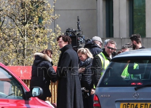 ppq-1:Benedict Cumberbatch films a scene for the new series Sherlock on Vauxhall Bridge 27 Apr 2016 