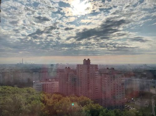 #summer #sun #clouds #sky #cityline #trees #mood #house (at Minsk) www.instagram.com/p/B0Ijl