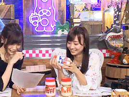 masatokusaka:  The theme for this episode’s food report segment was “companions for bread,” and the first thing Ayachan tried was Marshmallow Fluff! When Ayachan opened up the vanilla Marshmallow Fluff, she said that it seemed like ointment! After