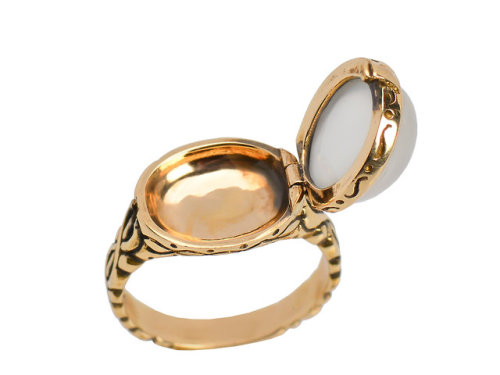 allaboutrings:Vintage 14k Gold Cat’s Eye Moonstone Poison Ring