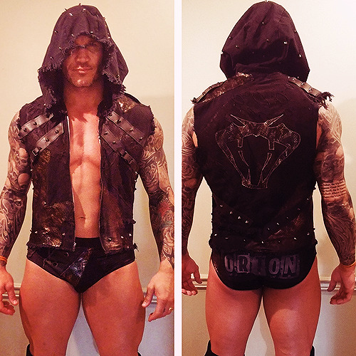 r-a-n-d-y-o-r-t-o-n:Randy Orton rocking his WrestleMania gear.