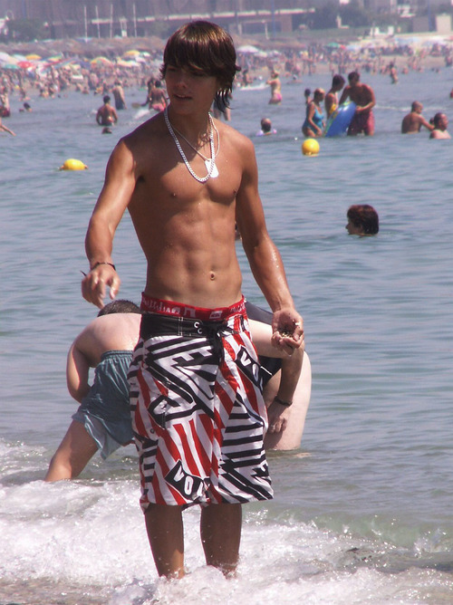 superboyfunworld:  http://superboyfunworld.tumblr.com/ 