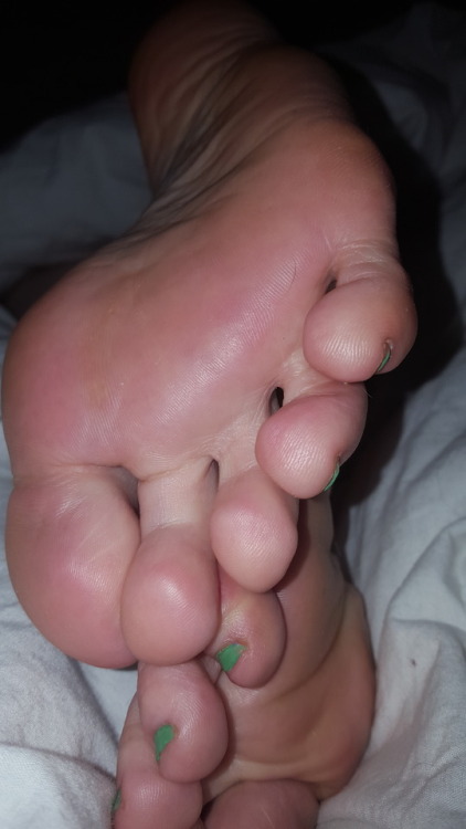 chrisfootfeind: myprettywifesfeet: a close up of my pretty wife’s soft soles and her sexy arch.pleas