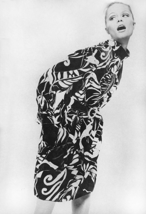 Lauren Hutton by Bert Stern for Vogue, Oct 1967