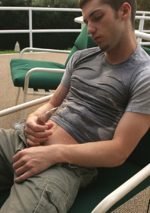 dirtygaymedia: So hot, I’d be his piss buddy.