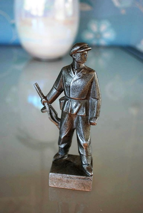 propagandaworld: Now on Propagandaworld.org. Size: 15cm./5.9inch.Statue of a Partisan holding a PSSh