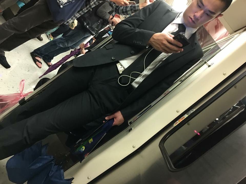 intohkboys:好想行埋去拉開佢褲鍊淘寶咁抽佢碌jer放出來