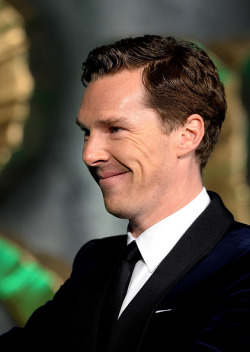 cumberbum:  Benedict Cumberbatch at the The Hobbit: The Battle of the Five Armies premiere  love his crinkles when he smiles big &amp; genuinely! :-D