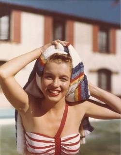 miss-flapper:  Norma Jeane Baker modelling photos before she became famous and changed her name to Marilyn Monroe, 1940s 