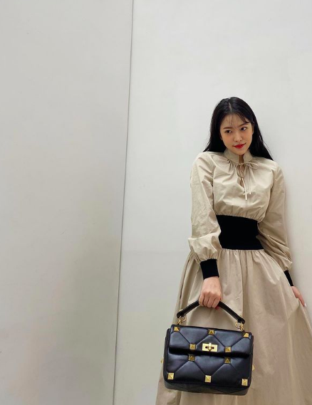 Red Velvet’s Yeri wearing MAISON VALENTINO roman stud the handle bag in nappa $4,860 AUD on yerimies
