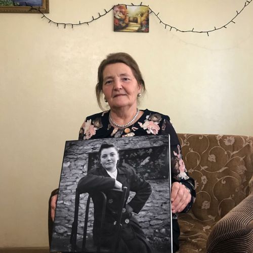 Victor Galusca who found old and forgotten pictures decided he would return them to the people from the photographs.https://painted-face.com/